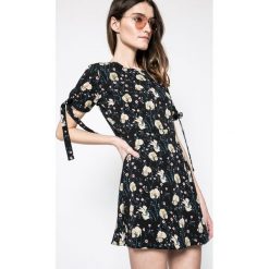Answear - Sukienka. Szare sukienki damskie ANSWEAR, z poliesteru, casualowe, z okrągłym kołnierzem. W wyprzedaży za 59.90 zł.