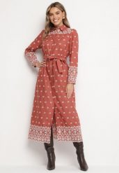 Jasnobrązowa Sukienka o Koszulowym Kroju z Wiązanym Paskiem Ozdobiona Haftem Valentirae. Brązowe sukienki damskie Born2be, na co dzień, l, bez wzorów, z bawełny, klasyczne, bez kołnierzyka, bez ramiączek, koszulowe. Za 74.99 zł.