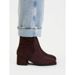Botki JENNY. Brązowe botki damskie Jenny, bez obcasa, na słupku, bez zapięcia. Za 169.99 zł.