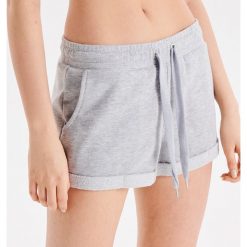 Dresowe szorty basic - Jasny szary. Szorty damskie marki Cropp. Za 39.99 zł.
