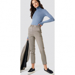 NA-KD Classic Proste spodnie garniturowe - Brown. Spodnie materiałowe damskie marki NA-KD Classic. Za 202.95 zł.