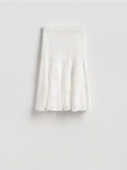 Ażurowa spódnica midi - biały. Białe spódnice damskie Reserved, l, w ażurowe wzory, z dzianiny, midi, rozkloszowane. Za 129.99 zł.