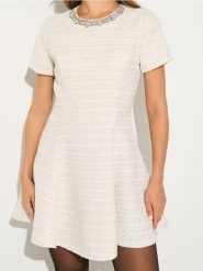 Marynarkowa sukienka mini z ozdobnymi cyrkoniami - kremowy. Białe sukienki damskie Sinsay, l, bez wzorów, bez kołnierzyka, bez ramiączek, mini. Za 79.99 zł.