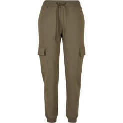 Damski strój do joggingu typu cargo Urban Classics. Zielone spodnie sportowe damskie Urban Classics, bez wzorów, do biegania. Za 206.00 zł.