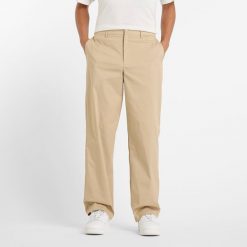 Spodnie męskie New Balance MP43560SOT – beżowe. Brązowe spodnie materiałowe męskie New Balance, m, bez wzorów, z bawełny, klasyczne. Za 269.99 zł.