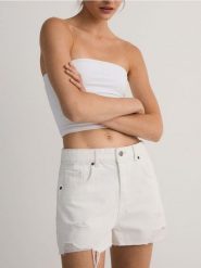 Jeansowe szorty - biały. Białe szorty damskie Reserved, bez wzorów, z bawełny, klasyczne. W wyprzedaży za 55.99 zł.
