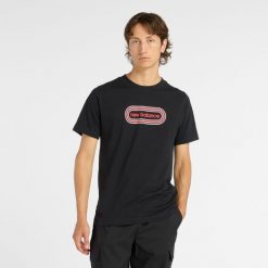 Koszulka męska New Balance MT61C48BBK – czarna. Czarne koszulki sportowe męskie New Balance, m, z aplikacjami, z bawełny, bez kołnierzyka, bez ramiączek. Za 109.99 zł.