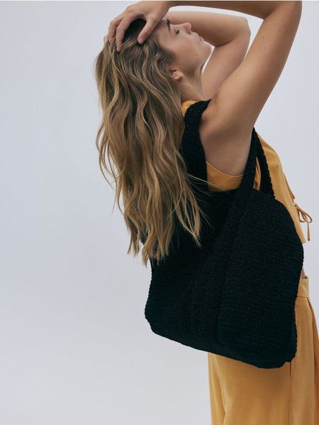 Torebka shopper z metalicznym efektem - czarny. Czarne torebki shopper damskie Reserved, bez wzorów, bez dodatków. W wyprzedaży za 79.99 zł.