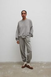 Spodnie typu jogger z HAFTEM w kolorze GREY PALOMA - NEVIS-S. Szare spodnie materiałowe damskie Marsala, m, bez wzorów, z bawełny. Za 279.90 zł.