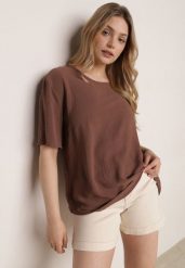 Brązowy Minimalistyczny T-shirt z Teksturowanej Tkaniny z Bawełną Shinost. Brązowe bluzki damskie Born2be, plus size, bez wzorów, z bawełny, biznesowe, bez kołnierzyka, plus size, bez ramiączek. Za 59.99 zł.