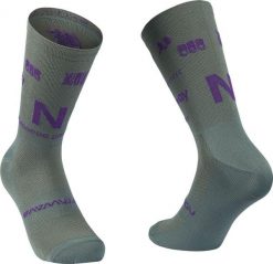 Skarpety rowerowe NORTHWAVE Type Sock szaro fioletowy. Fioletowe skarpety damskie Northwave, bez wzorów, z dzianiny. Za 39.00 zł.
