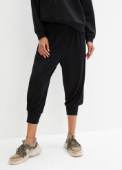 Spodnie haremki, dł. 3/4. Czarne spodnie sportowe damskie bonprix, bez wzorów, z dżerseju, na fitness i siłownię. Za 79.99 zł.