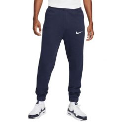 Spodnie dresowe Nike męskie granatowe. Niebieskie spodnie sportowe męskie Nike, m, bez wzorów, z bawełny, na jogę i pilates. Za 154.99 zł.