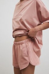 Szorty z dzianiny dresowej w kolorze COTTONE ROSE - HOMEY-L. Czerwone szorty damskie Marsala, l, bez wzorów, z bawełny. Za 239.90 zł.
