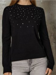 Sweter z wiskozą i ozdobnymi ćwiekami - czarny. Czarne swetry damskie Sinsay, l, bez wzorów, z wiskozy, bez kołnierzyka, bez ramiączek, bez kaptura. Za 49.99 zł.