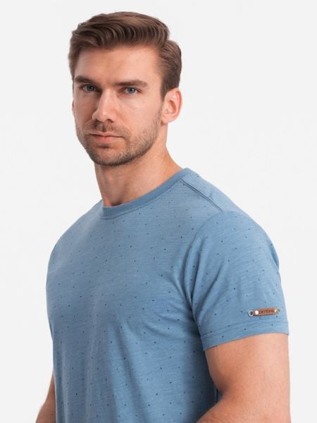 Męski t-shirt fullprint z kolorowymi literami - niebieski denim V4 - Rozmiar: S. Niebieskie t-shirty męskie Ombre Clothing, l, bez wzorów, z bawełny, klasyczne, bez kołnierzyka. W wyprzedaży za 24.99 zł.