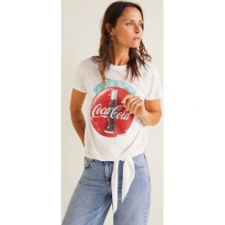 Mango - Top Cocacola. Białe topy damskie marki Mango, z nadrukiem, z bawełny, z okrągłym kołnierzem, z krótkim rękawem. Za 69.90 zł.
