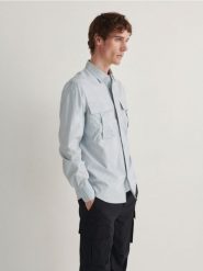 Bawełniana koszula regular fit - jasnoniebieski. Niebieskie koszule męskie Reserved, l, bez wzorów, z bawełny, bez kołnierzyka, bez ramiączek. W wyprzedaży za 65.99 zł.