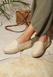 Beżowe Espadryle Abstain. Brązowe espadryle damskie Renee, z aplikacjami, bez obcasa, na płaskiej podeszwie, bez zapięcia. Za 59.99 zł.