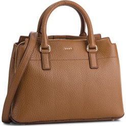 Torebka DKNY - Bellah-Md Satchel-De R83D5686 Vicuna 249. Brązowe torebki do ręki damskie DKNY, ze skóry. Za 1,279.00 zł.