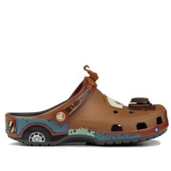 Klapki unisex Crocs CARS MATER CLASSIC CLOG. Brązowe klapki damskie Crocs, bez wzorów, bez obcasa. Za 653.40 zł.