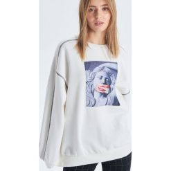 Bluza oversize z nadrukiem - Biały. Bluzy damskie marki Cropp. Za 99.99 zł.