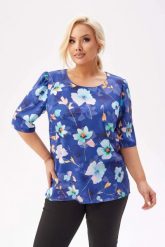 Bluzka Spring z krótkim rękawem i lekką bufką w jasnym odcieniu granatu w kwiaty PLUS SIZE XXL. Czerwone bluzki damskie Moda Size Plus Iwanek, plus size, bez wzorów, z elastanu, biznesowe, bez kołnierzyka, plus size, bez ramiączek. Za 169.90 zł.