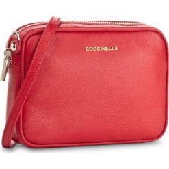 Torebka COCCINELLE - BV3 Pochette E5 BV3 55 89 07 Coquelicot 209. Listonoszki damskie marki Coccinelle. W wyprzedaży za 449.00 zł.