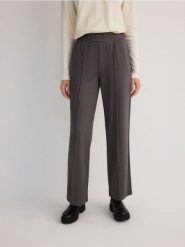 Spodnie w paski z przeszyciem - ciemnoszary. Szare spodnie materiałowe damskie Reserved, l, bez wzorów, z tkaniny. W wyprzedaży za 39.99 zł.