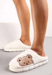 Białe Kapcie z Futerka Ozdobione Naszywką z Misiem Lealina. Białe kapcie damskie Renee, z aplikacjami. Za 34.99 zł.