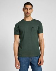 LEE MĘSKA KOSZULKA ULTIMATE POCKET TEE OLIVE NIGHT 112355560 L66J016192. Zielone koszulki polo męskie Lee, l, bez wzorów, bez ramiączek. W wyprzedaży za 49.99 zł.