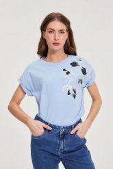 Bluzka z nadrukiem błękitna. Niebieskie bluzki damskie MOODO, xs, bez wzorów, z bawełny, bez kołnierzyka, bez ramiączek. Za 49.99 zł.