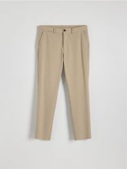 Spodnie chino slim z wiskozą - beżowy. Brązowe spodnie materiałowe męskie Reserved, bez wzorów, z tkaniny. W wyprzedaży za 59.99 zł.