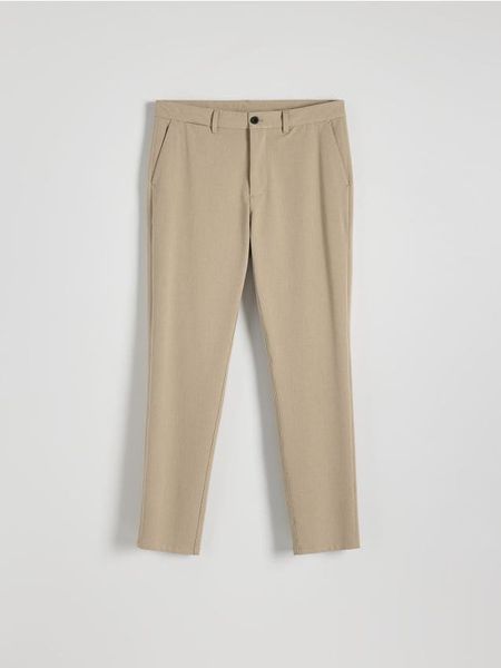 Spodnie chino slim z wiskozą - beżowy. Brązowe spodnie materiałowe męskie Reserved, bez wzorów, z tkaniny. W wyprzedaży za 59.99 zł.