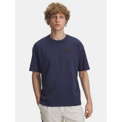 Koszulka Under Armour Woven Label Heavyweight. Czarne koszulki sportowe męskie Under Armour, bez wzorów, bez kołnierzyka, bez ramiączek, na fitness i siłownię. Za 129.99 zł.