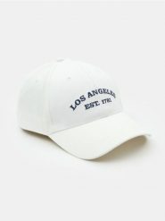 Czapka z daszkiem z haftowanym napisem Los Angeles - biały. Białe czapki i kapelusze damskie Sinsay, bez wzorów. Za 15.99 zł.