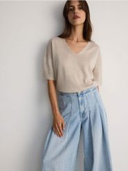 Sweter z wiskozą - beżowy. Brązowe swetry damskie Reserved, l, bez wzorów, z dzianiny, bez kołnierzyka, bez ramiączek, bez kaptura. W wyprzedaży za 59.99 zł.