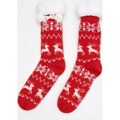 Świateczne skarpety - Czerwony. Czerwone skarpety damskie Cropp. Za 34.99 zł.