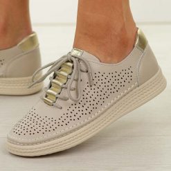 Beżowe skórzane ażurowe półbuty damskie S.Barski 5992. Brązowe półbuty damskie S.BARSKI, na lato, w ażurowe wzory, z jeansu, biznesowe, z okrągłym noskiem, bez obcasa, bez zapięcia. W wyprzedaży za 251.10 zł.