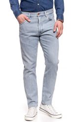 WRANGLER SPODNIE MĘSKIE SLIDER ICE BLUE W18RWG72B 112127409. Niebieskie spodnie materiałowe męskie Wrangler, l, bez wzorów, z jeansu. Za 209.99 zł.