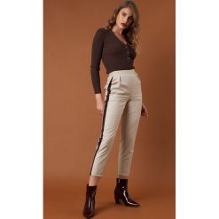 NA-KD Trend Dopasowane spodnie z lampasami - Beige. Spodnie materiałowe damskie marki NA-KD Trend. Za 161.95 zł.