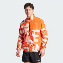 Wiatrówka Terrex Multi Printed. Białe kurtki sportowe męskie Adidas, s, bez wzorów, z materiału, do biegania. W wyprzedaży za 276.57 zł.