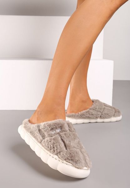 Ciemnobeżowe Płaskie Futrzane Kapcie z Geometrycznym Wzorem Naoritha. Brązowe kapcie damskie Renee, bez wzorów, z futra. Za 19.99 zł.