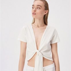 Wiązany t-shirt z głębokim dekoltem - Kremowy. Białe t-shirty damskie Sinsay, l, bez wzorów, bez kołnierzyka. W wyprzedaży za 7.99 zł.