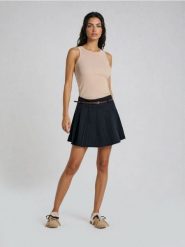 Plisowana spódnica mini z paskiem z domieszką wiskozy - granatowy. Niebieskie spódnice damskie Sinsay, l, bez wzorów, z wiskozy, mini. Za 49.99 zł.