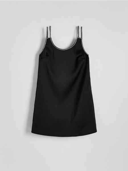 Sukienka mini z biżuteryjnym wykończeniem - czarny. Czarne sukienki damskie Reserved, l, z aplikacjami, z tkaniny, bez kołnierzyka, bez ramiączek, mini. W wyprzedaży za 49.99 zł.