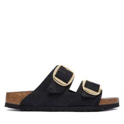Klapki Birkenstock. Czarne klapki damskie Birkenstock, bez wzorów, bez obcasa. Za 539.99 zł.