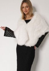 Białe Ponczo Etola z Futerka w Stylu Szala Cahreva. Białe swetry damskie Born2be, uniwersalny, bez wzorów, eleganckie, bez kołnierzyka, bez ramiączek, bez kaptura. Za 109.99 zł.