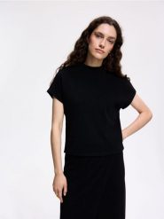 Bluzka ze stójką - czarny. Czarne bluzki damskie Reserved, l, bez wzorów, z dzianiny, bez kołnierzyka, bez ramiączek. Za 79.99 zł.