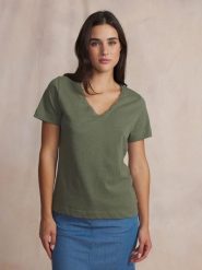 Damska koszulka z dekoltem w szpic TBS Adama. Zielone t-shirty damskie TBS, m, bez wzorów, z bawełny, klasyczne, bez kołnierzyka. Za 170.00 zł.